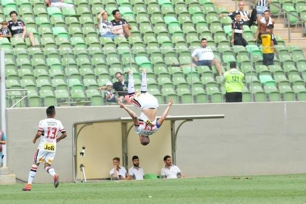 Galo saiu na frente, com Hyuri, mas levou virada do Tricolor. Maicon e Gilberto fizeram para o So Paulo