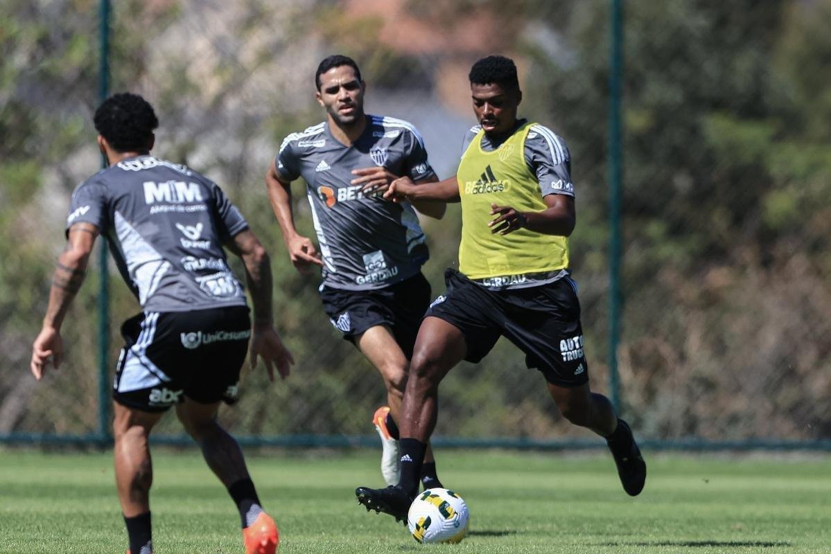 Nesta quinta-feira (28), o Atltico realizou o terceiro treino na Cidade do Galo aps o retorno de Cuca. Durante a atividade, o treinador conversou com o presidente do clube, Srgio Coelho.