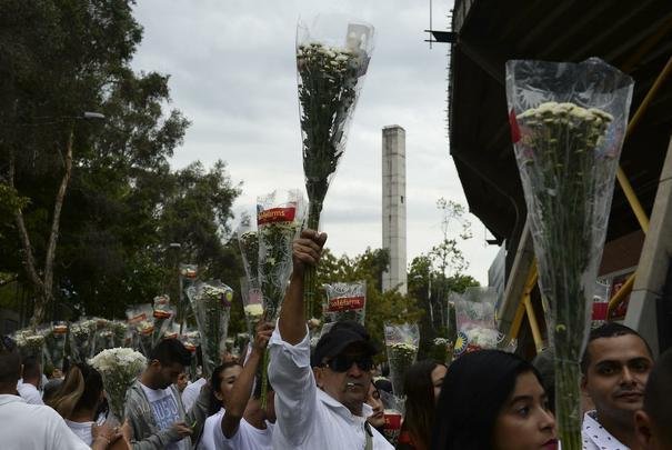 Lugar destinado a futebol e muita alegria, o Estdio Atanasio Girardot foi palco de homenagens e emoo. Com roupas brancas e flores nas mos, torcedores do Atltico Nacional fizeram viglia no local que seria, nesta quarta-feira, palco do jogo de ida da final da Copa Sul-Americana. Mas o desastre areo que matou grande parte da delegao da Chapecoense, convidados e jornalistas brasileiros impediu a realizao da festa. No lugar da bola rolando, tristeza e solidariedade. E milhes de entusiastas do esporte espalhados por todo o planeta dispostos a desejar fora  Chape. As imagens acima mostram que tudo isso  muito mais que futebol. O Nacional, atual campeo da Copa Libertadores, mostra todo o seu apoio ao clube catarinense, agora em busca de reconstruo para tocar seu caminho (CRDITO: AFP / STR / RAUL ARBOLEDA).