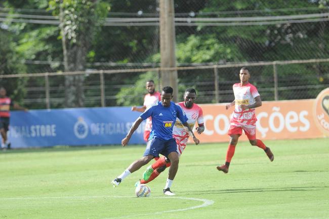 Edu - depois de marcar um gol em trs jogos pelo Cruzeiro, foi adquirido por cerca de 2,5 milhes de reais pelo Athletico-PR, no incio de junho. O zagueiro de 20 anos se encontra a servio da equipe sub-20 e no apareceu uma vez sequer no banco de reservas do time principal.