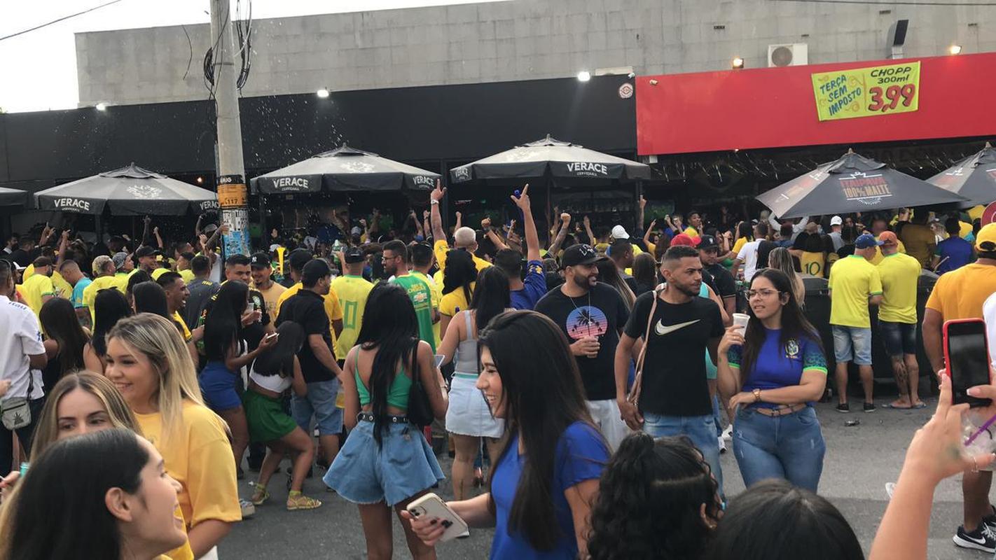 Movimento na Rua Alberto Cintra, em BH, durante jogo do Brasil contra a Srvia, pela abertura da Copa do Mundo do Catar