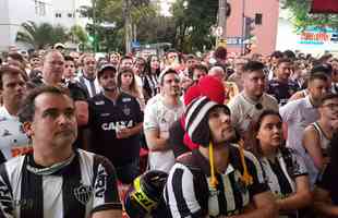 Nesta quinta-feira (2), torcedores do Atltico lotaram os bares de BH para acompanhar Bahia x Galo, jogo adiado da 32 rodada do Campeonato Brasileiro. Na imagem, Bar do Salomo, na Rua do Ouro.