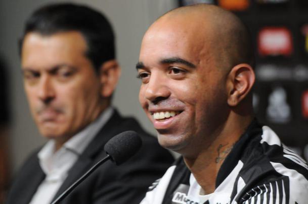 Diego Tardelli foi apresentado pelo diretor de futebol do Atlético, Rui Costa, neste domingo, antes do jogo contra a Caldense