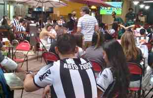 Nesta quinta-feira (2), torcedores do Atltico lotaram os bares de BH para acompanhar Bahia x Galo, jogo adiado da 32 rodada do Campeonato Brasileiro. Na imagem, regio da Savassi.