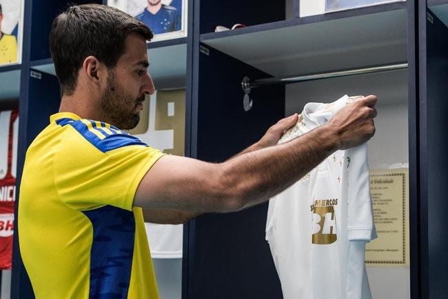 Cruzeiro lanou camisa branca, com detalhes em dourado, nesta quinta-feira (6 de maio)