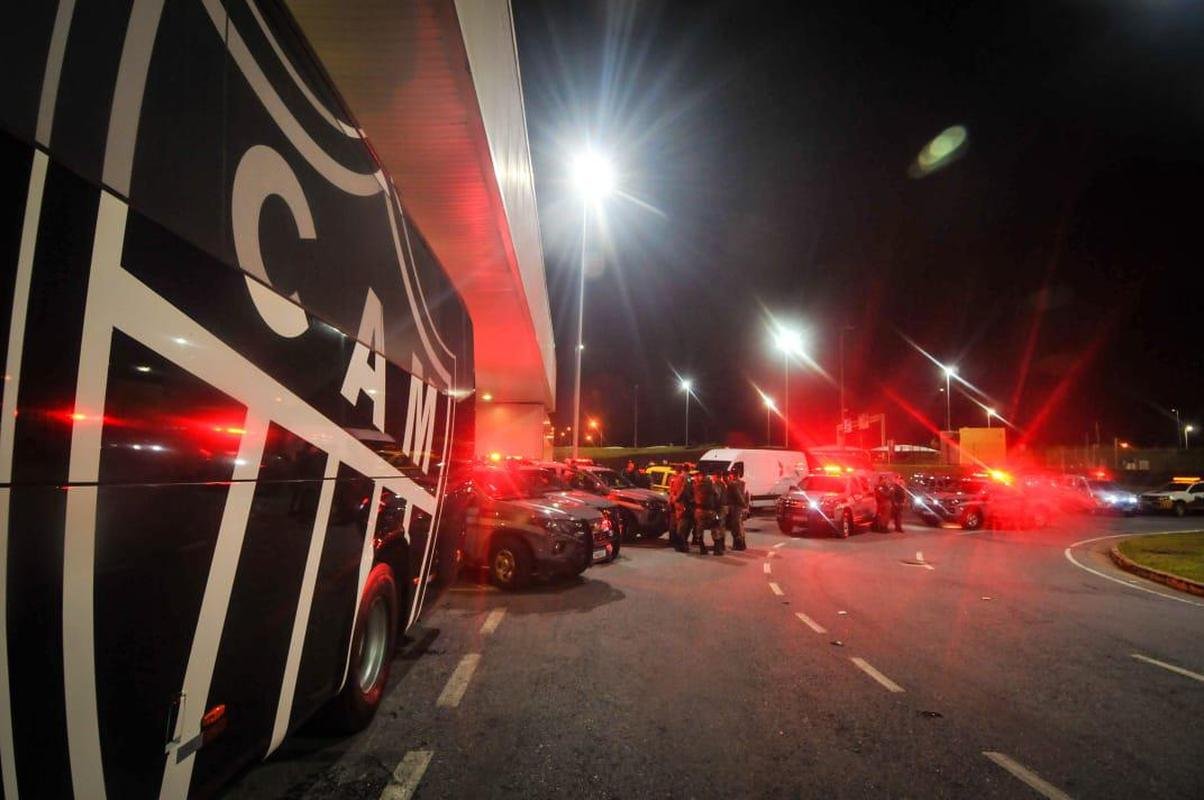 Torcida do Atltico recepciona campees brasileiros em Confins aps conquista em Salvador, com vitria por 3 a 2, de virada, sobre o Bahia