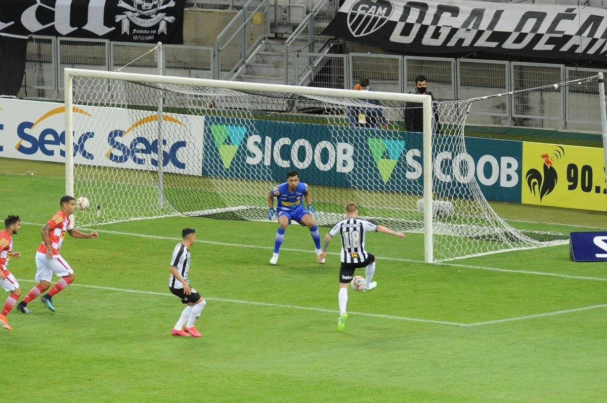 Fotos do primeiro jogo da deciso do Campeonato Mineiro, entre Atltico e Tombense, no Mineiro, em Belo Horizonte.