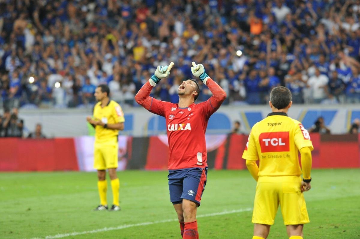 Cruzeiro 1 (3) x (2) 0 Grmio (jogo de volta da semifinal da Copa do Brasil de 2017): Fbio foi o heri da Raposa ao defender a cobrana do atacante Luan na disputa por pnaltis. Nos 90 minutos, Hudson marcou de cabea. Pblico foi de 55.227 torcedores (50.715 pagantes), que proporcionaram renda de R$ 1.730.781,00.