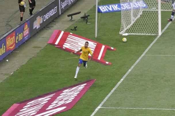 Neymar marca o segundo do Brasil aos 45 do primeiro tempo