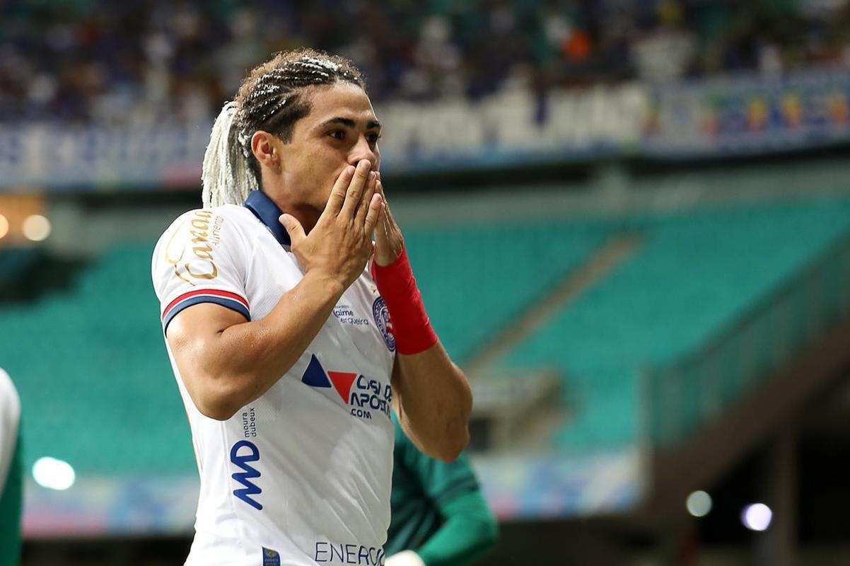 Vitor Jacar marcou dois gols e deu a vitria ao Bahia sobre o Cruzeiro, na Fonte Nova, em Salvador, pela primeira rodada da Srie B