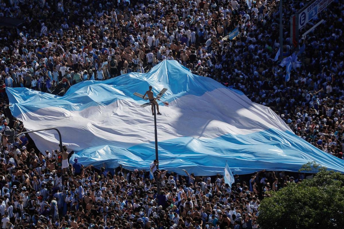 Multido festeja, no Centro de Buenos Aires, o tri mundial da Argentina conquistado na Copa do Catar