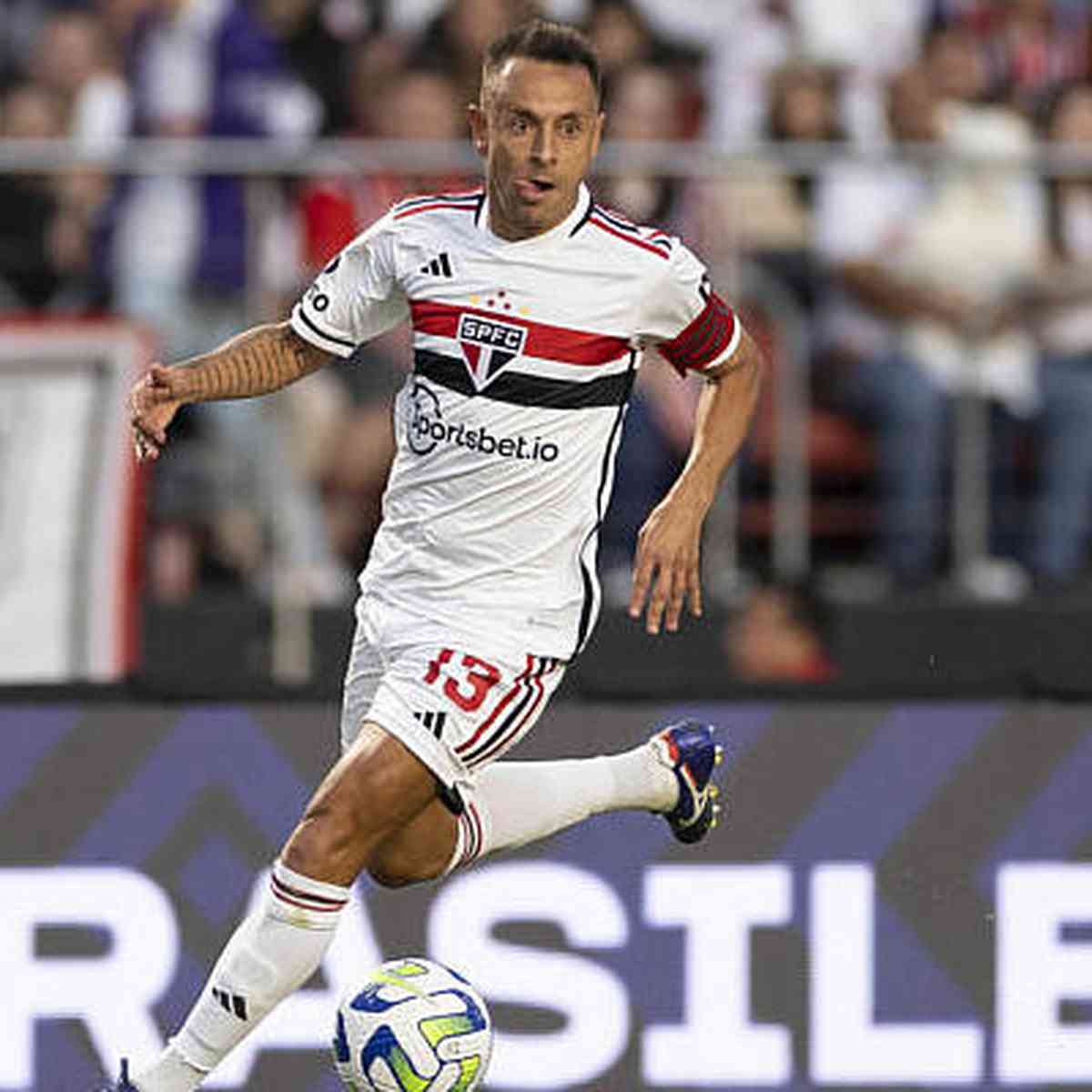 Futuro substituto do Rafinha? São Paulo tem lateral-direito na