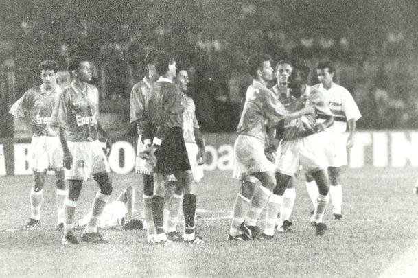 1995 - Copa Ouro - Cruzeiro foi campeão, ao vencer o São Paulo na decisão. Imagem da partida diante do São Paulo, no Mineirão, pelo primeiro jogo da final.