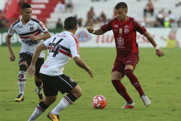 Alvirrubros tentaram desmontar equipe tricolor, mas partida ficou no 0 a 0