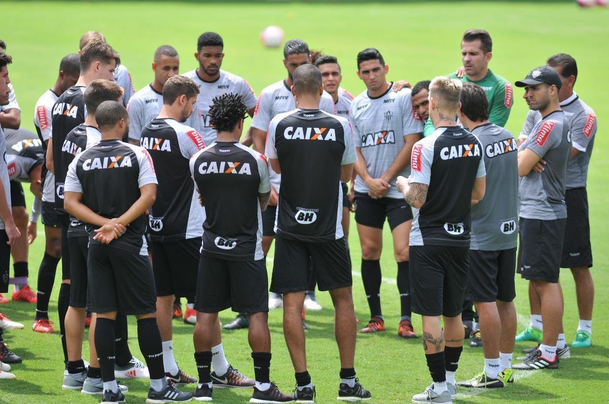 Manh desta sexta-feira foi agitada no Atltico com demisso de Oswaldo e coletiva do presidente