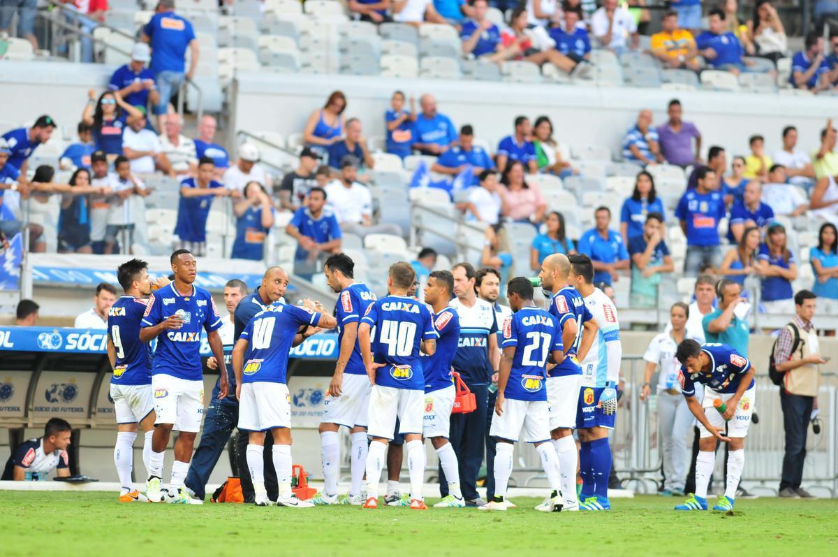 O Cruzeiro foi eliminado pelo Amrica na semifinal do Campeonato Mineiro de 2016. No jogo de ida, perdeu por 2 a 0, no Independncia. Na volta, empatou sem gols, no Mineiro. Na ocasio, o time celeste era conduzido pelo tcnico Deivid, hoje integrante da diretoria e bastante prximo ao presidente Srgio Santos Rodrigues.