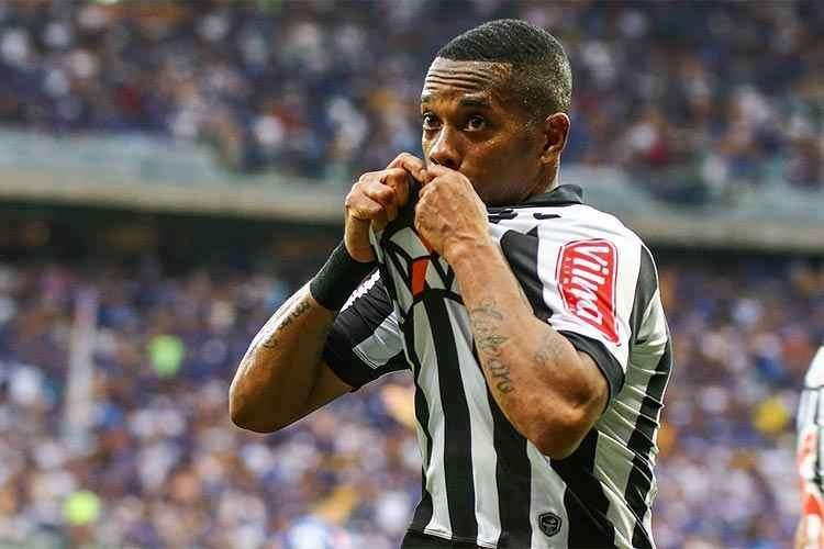 Robinho - O 'Rei das Pedaladas' chegou ao Atltico em 2016, depois de deixar o Guangzhou Evergrande, da China. Robinho teve uma temporada de estreia arrasadora. Foi artilheiro do Campeonato Mineiro e importante pea na campanha do vice-campeonato da Copa do Brasil (3 gols) e quarto lugar no Campeonato Brasileiro (12 gols e oito assistncias). O camisa 7 encerrou 2016 como artilheiro do pas (25 gols) e lder de assistncias do Galo (10). Robinho encerrou sua passagem pelo Atltico com 109 jogos, 35 gols e 20 assistncias.