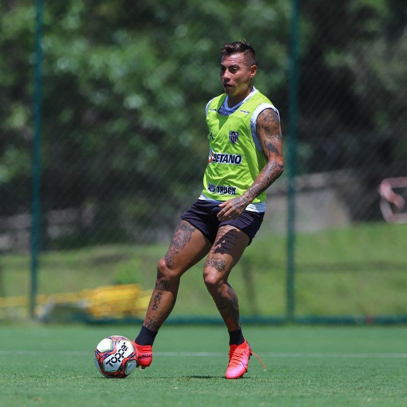 Treino do Atlético em campo. Jogadores fizeram atividade pela manhã no gramado. No período da tarde, trabalho foi na academia
