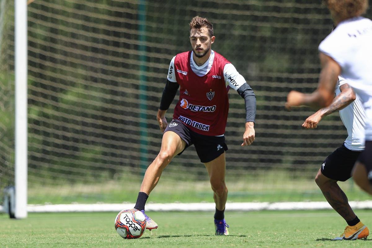 Treino do Atlético em campo. Jogadores fizeram atividade pela manhã no gramado. No período da tarde, trabalho foi na academia