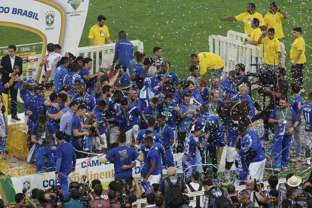 Depois da vitria por 5 a 3 nos pnaltis, que teve Fbio como heri, jogadores e comisso tcnica comemoraram muito no gramado do Mineiro. Capito Henrique ergueu a taa do penta no Gigante