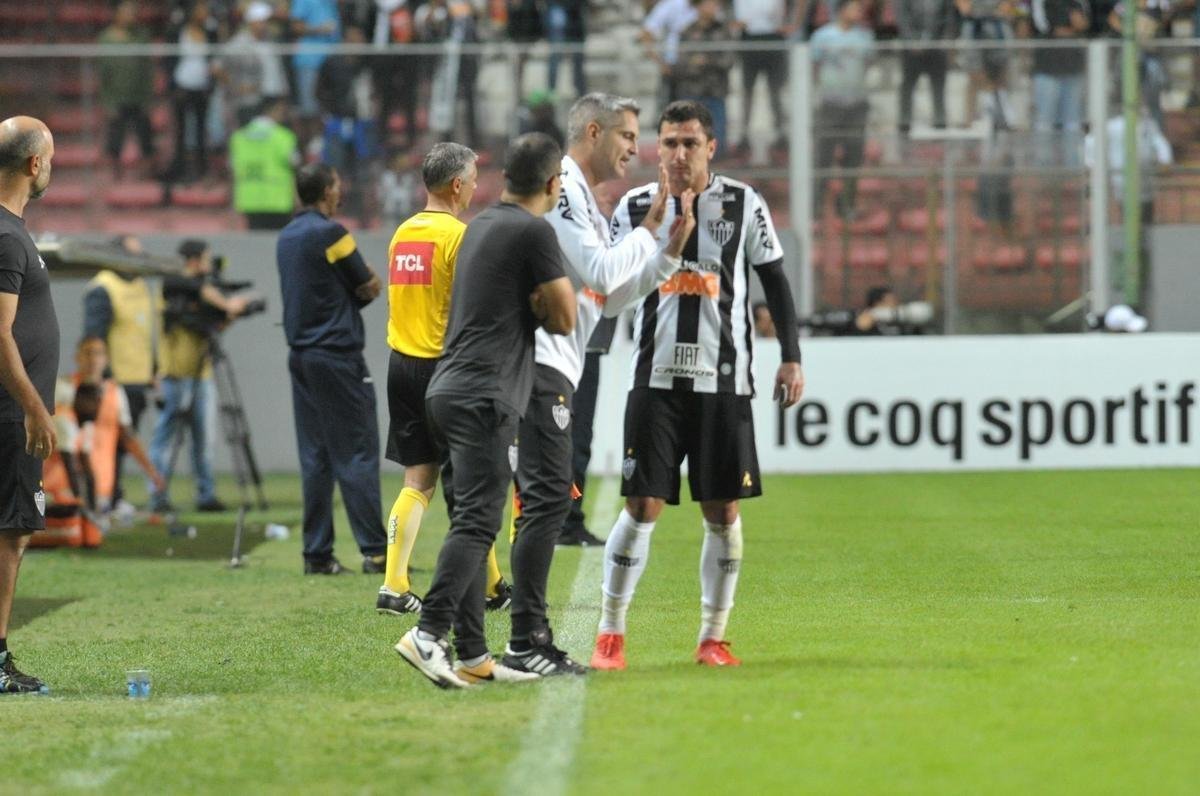 Galo derrotou Flamengo por 2 a 1 e assumiu provisoriamente a segunda posio no Brasileiro