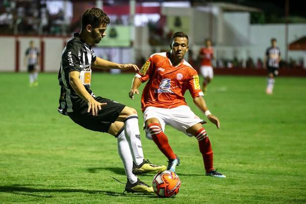 Veja imagens do jogo entre Tombense e Atltico