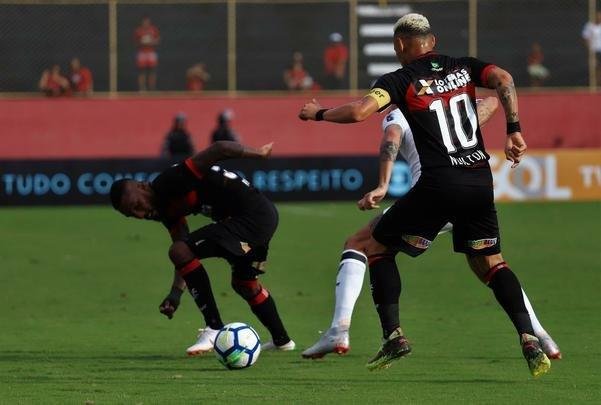 Vitória derrotou Atlético por 1 a 0, no Barradão, com gol de Léo Ceará