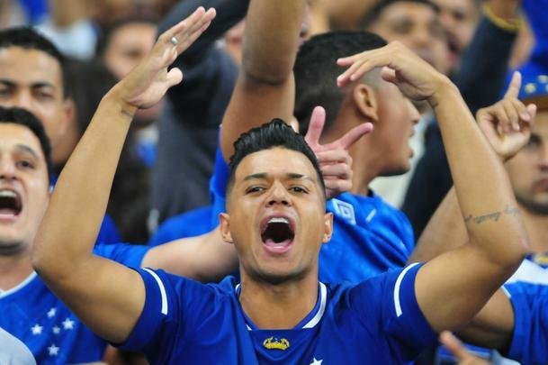Torcedores do Cruzeiro lotam as arquibancadas do Mineiro para acompanhar a partida vlida pelas quartas de final da Copa do Brasil