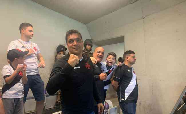 Cabo Daciolo assistiu ao jogo entre Cruzeiro e Vasco no setor de visitantes do Mineiro