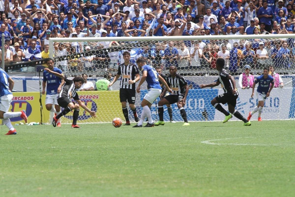 Fred abriu o placar para o Cruzeiro aos 15 minutos do segundo tempo em cobrana de pnalti