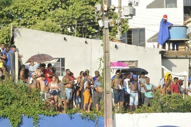 Torcidas de Cruzeiro e Guarani lotaram estdio Fario e casas do entorno, em Divinpolis, para assistir ao duelo de abertura do Campeonato Mineiro 2019