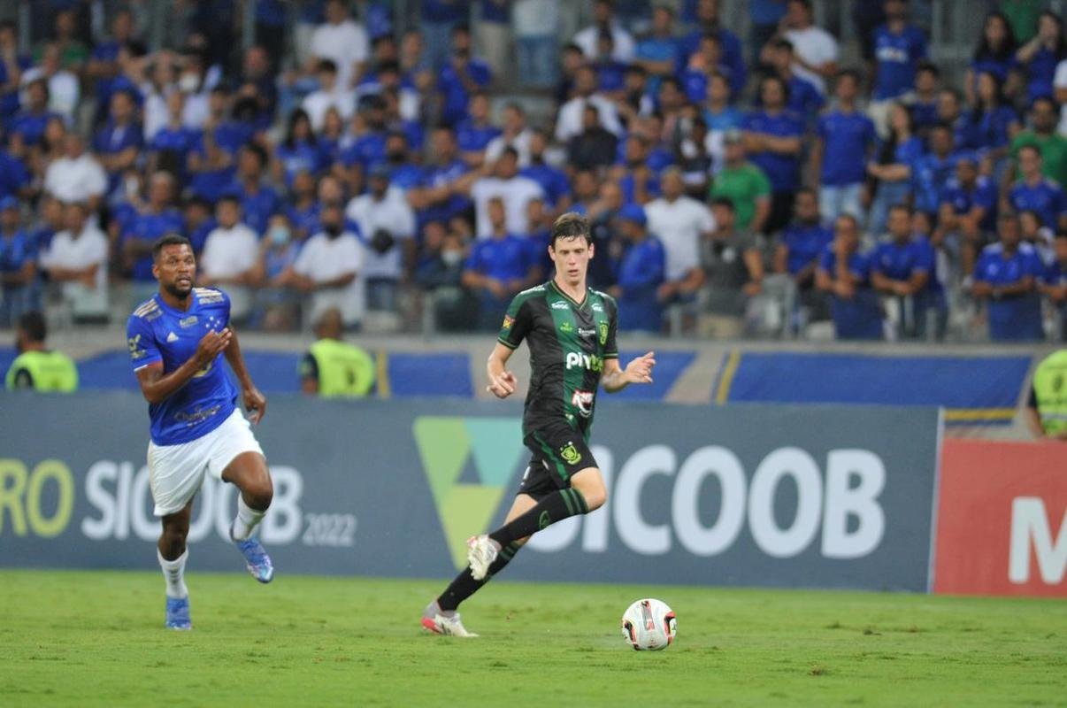 Cruzeiro voltou melhor no segundo tempo, mas n�o conseguiu furar a defesa do Am�rica, que venceu o cl�ssico por 2 a 0