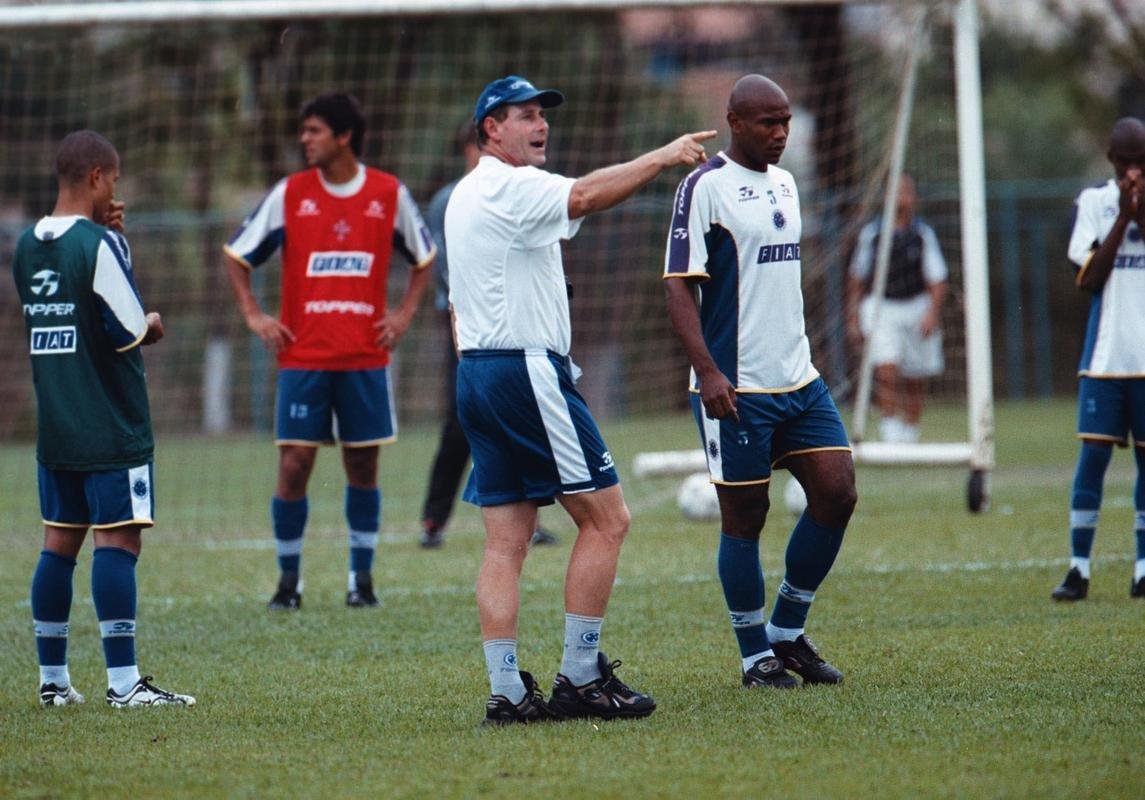 Fotos do zagueiro Joo Carlos em suas passagens pelo Cruzeiro, entre 1996 e 2001