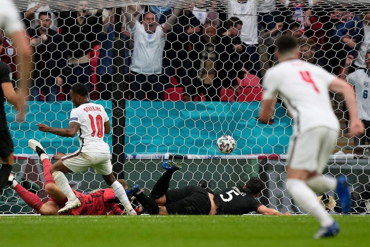 Fotos do gol de Sterling, da Inglaterra, sobre a Alemanha, em Wembley. Ingleses venceram por 2 a 0 e avanaram s quartas de final da Eurocopa