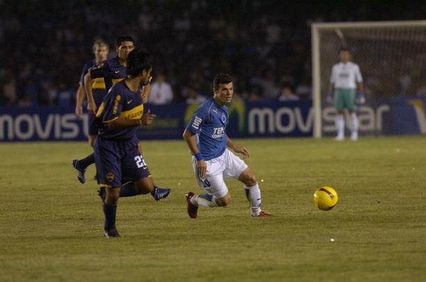 Wagner (29/01/1985) - fez belo gol de voleio na partida de volta contra o Boca Juniors, no Mineiro, onde o Cruzeiro perdeu por 2 a 1 e se despediu nas oitavas de final da Copa Libertadores. Apesar de ter disputado 219 partidas pelo clube e contabilizado 36 gols, ficou negativamente marcado pela atuao apagada na final da Libertadores de 2009, diante do Estudiantes, tambm no Gigante da Pampulha (derrota por 2 a 1). H uma semana, o armador acionou a Justia do Trabalho solicitando resciso contratual com o Vasco em funo do no recolhimento do Fundo de Garantia por Tempo de Servio (FGTS). Em primeira instncia, a Justia aceitou o pedido do jogador, mas o clube cruz-maltino deve recorrer da sentena. Recentemente,  Wagner recebeu proposta do Al-Khor, do Catar.