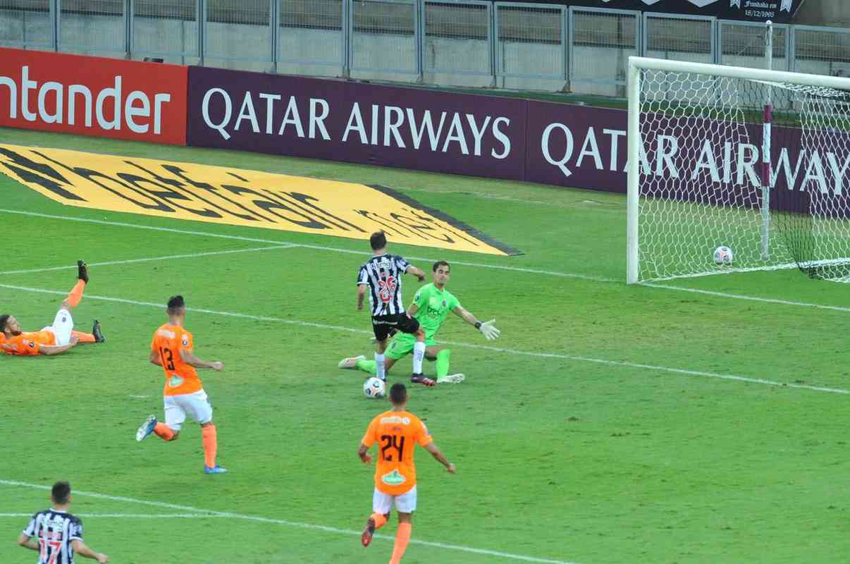 Fotos do gol de Marrony, do Atltico, sobre o La Guaira, no Mineiro