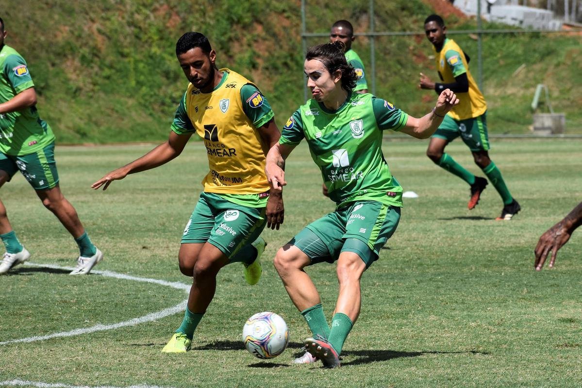 O América treinou na manhã desta quinta-feira (7), no CT Lanna Drumond, em Belo Horizonte. A atividade foi voltada para o confronto contra o Vitória, pela 33ª rodada da Série B do Campeonato Brasileiro. O duelo será realizado às 19h deste sábado (9), no Independência, em Belo Horizonte. Enquanto a equipe baiana luta contra o rebaixamento à Série C, o Coelho briga pelo tricampeonato da segunda divisão nacional.