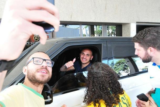 Depois de derrotar a Argentina por 2 a 0 no Mineiro e garantir vaga na final da Copa Amrica, jogadores da Seleo Brasileira ganharam folga em Belo Horizonte e foram tietados por torcedores na porta do hotel Ouro Minas. Lateral-esquerdo Fbio Santos, do Atltico, visitou amigos do elenco.