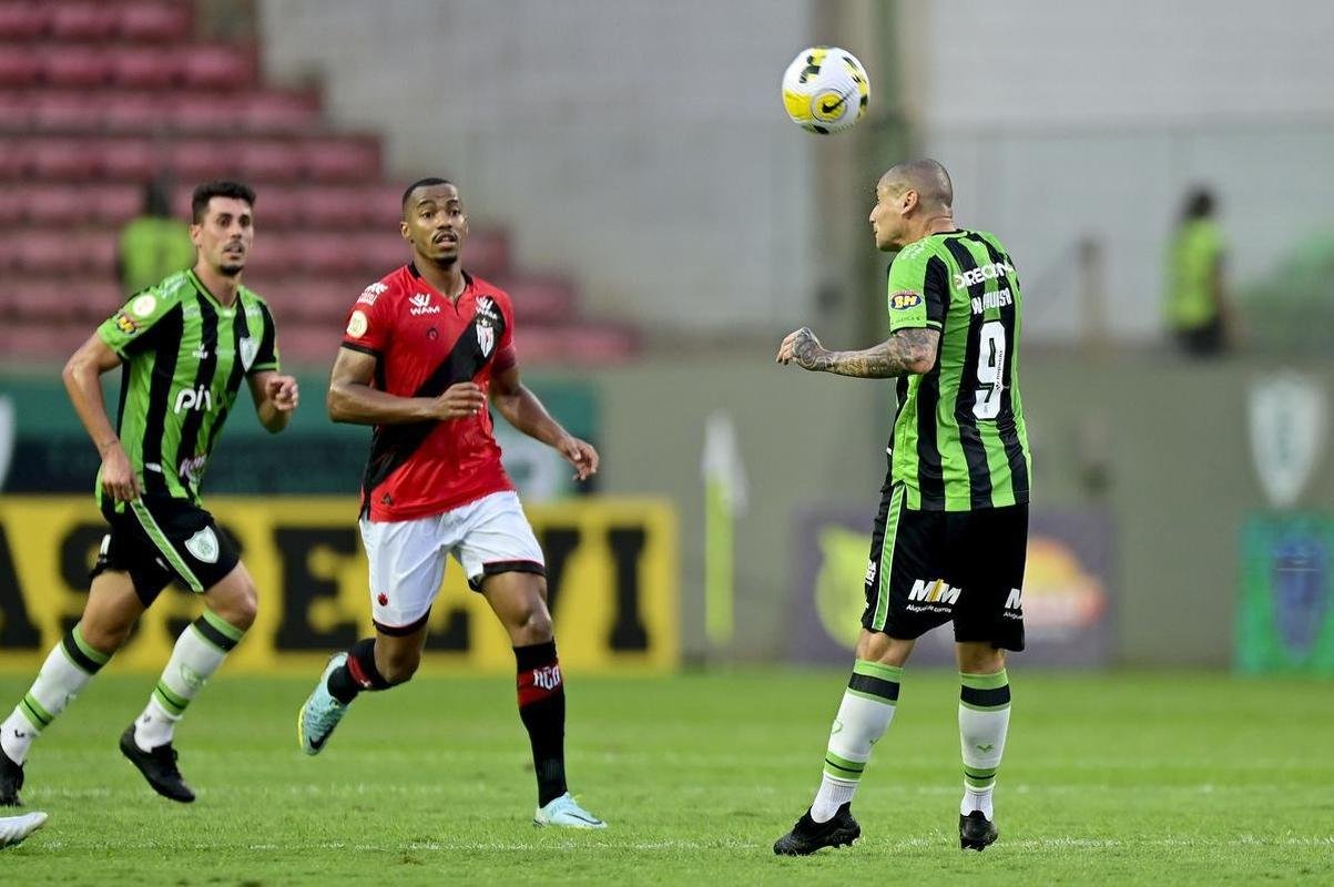 As fotos do duelo decisivo entre Amrica e Atltico, neste domingo (13/11), no Independncia, em Belo Horizonte. Partida foi vlida pela 38 rodada da Srie A do Campeonato Brasileiro.