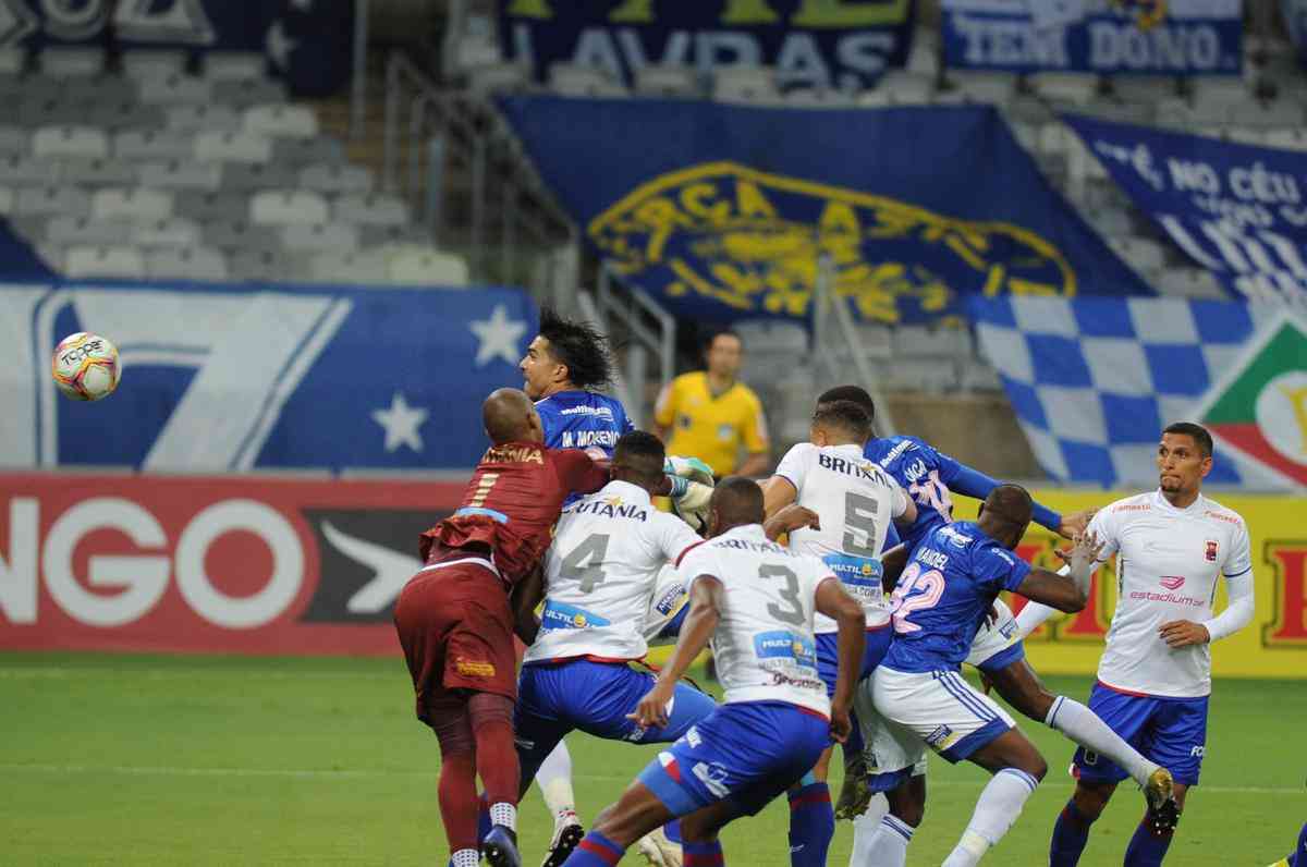 Fotos do jogo entre Cruzeiro e Paran Clube, no Mineiro, em Belo Horizonte, pela 19 rodada da Srie B do Campeonato Brasileiro