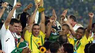 Seleção Brasileira é a única a deter cinco títulos de Copa do Mundo da história. Em 2002, conquistou a taça pela última vez, com o grupo comandado por Felipão