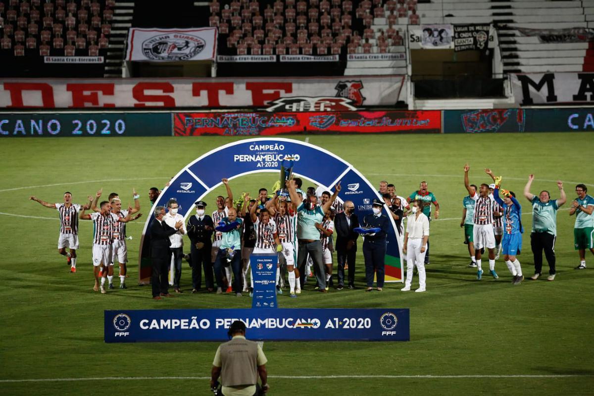Após empatar em 0 a 0 contra o Santa Cruz, no Arruda, o Salgueiro bateu a Cobra Coral nos pênaltis e garantiu o primeiro título Estadual para o interior pernambucano