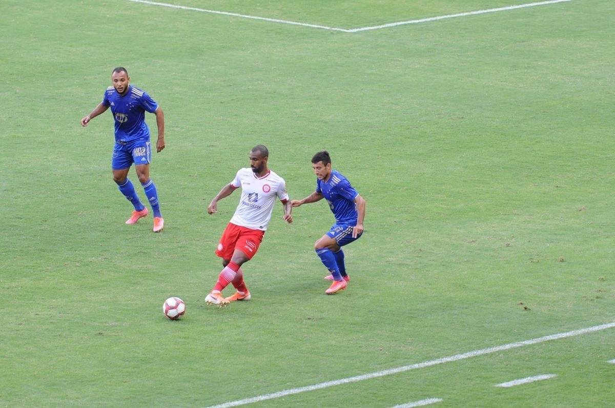 Fotos do empate por 0 a 0 entre Cruzeiro e Tombense, no Mineiro, em Belo Horizonte, pela sexta rodada do Campeonato Mineiro de 2021. Goleiro cruzeirense Fbio pegou um pnalti cobrado por Paulinho Dias e evitou o revs.