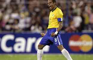 Gilberto Silva - Fez trs gols com a camisa da Seleo Brasileira em amistosos em 2002: dois na goleada por 6 a 0 sobre a Bolvia, e um na goleada por 6 a 1 sobre a Islndia. 