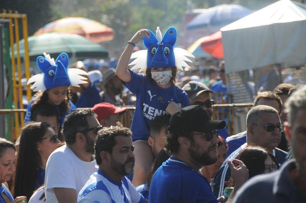 Chegada da torcida do Cruzeiro ao Mineiro para o jogo contra a Ponte Preta pela 13 rodada da Srie B do Campeonato Brasileiro. Estdio voltou a receber grande pblico