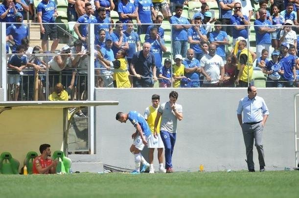 Jogadores do Cruzeiro e tcnico Rogrio Ceni deixaram campo do Independncia muito abatidos depois de derrota por 4 a 1 para o Grmio, pela 18 rodada do Campeonato Brasileiro. Torcida xingou diretoria, em especial o vice-presidente de futebol, Itair Machado