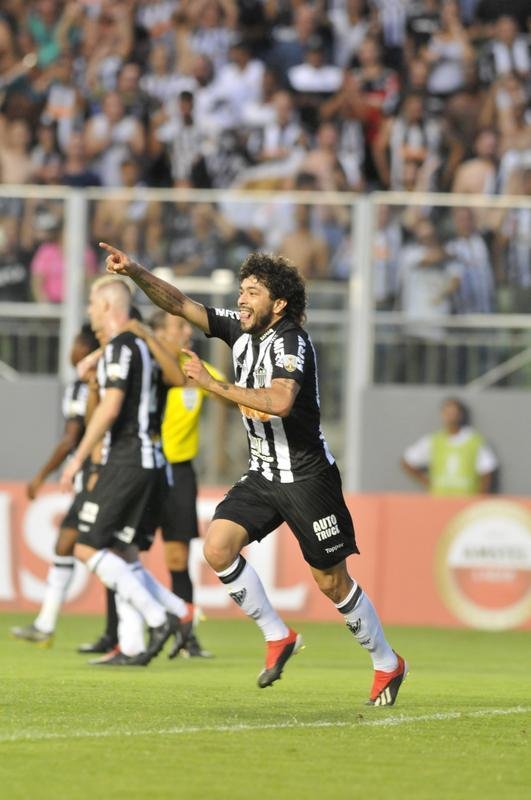 No primeiro tempo, Atltico abriu 3 a 1 no placar, com gols de Luan e Ricardo Oliveira (2)