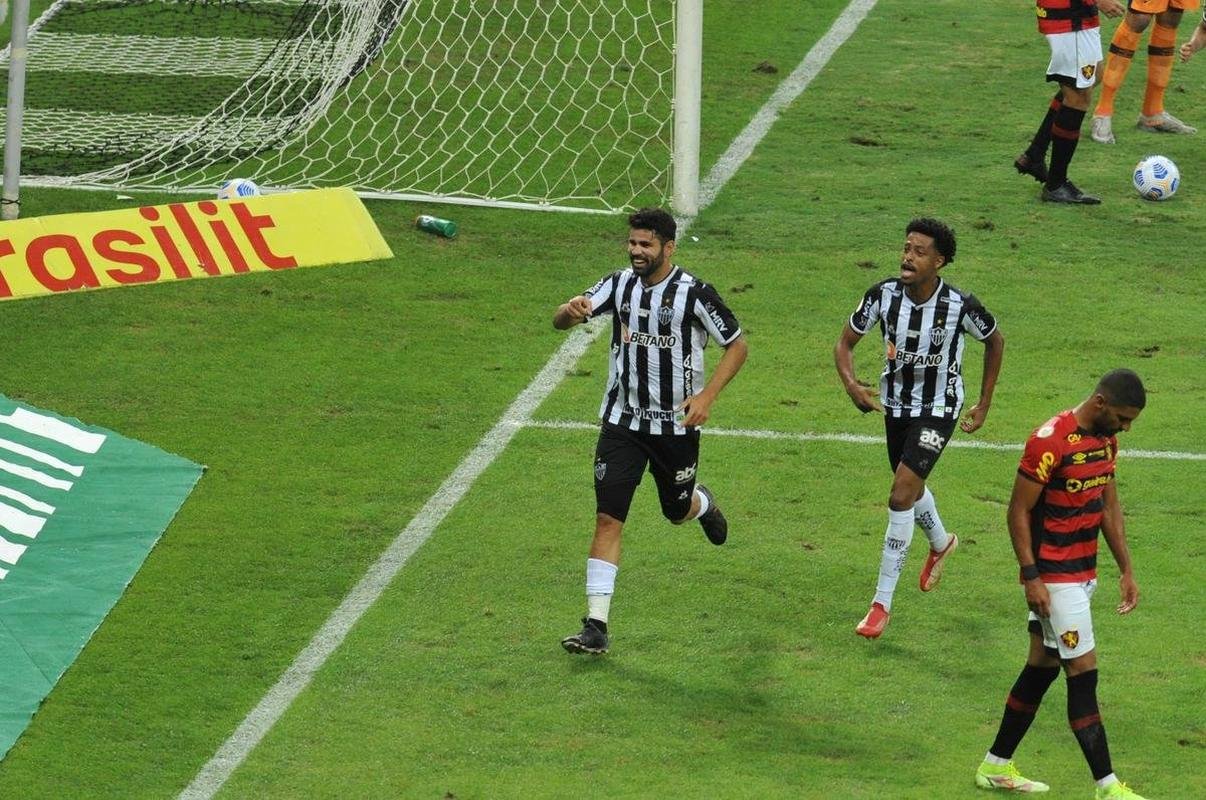 Fotos do gol de Diego Costa, de cabea, sobre o Sport. Foi primeiro gol do Atltico na vitria por 3 a 0 pela 21 rodada do Brasileiro