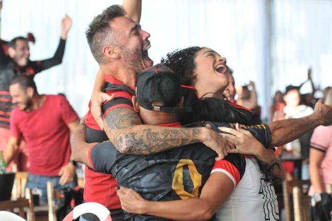 Festa da torcida do Flamengo no Bar Leblon, em BH, com os gols de Gabigol e Bruno Henrique na final da Supercopa do Brasil, em Cuiab. Flamengo virava e fazia 2 a 1.