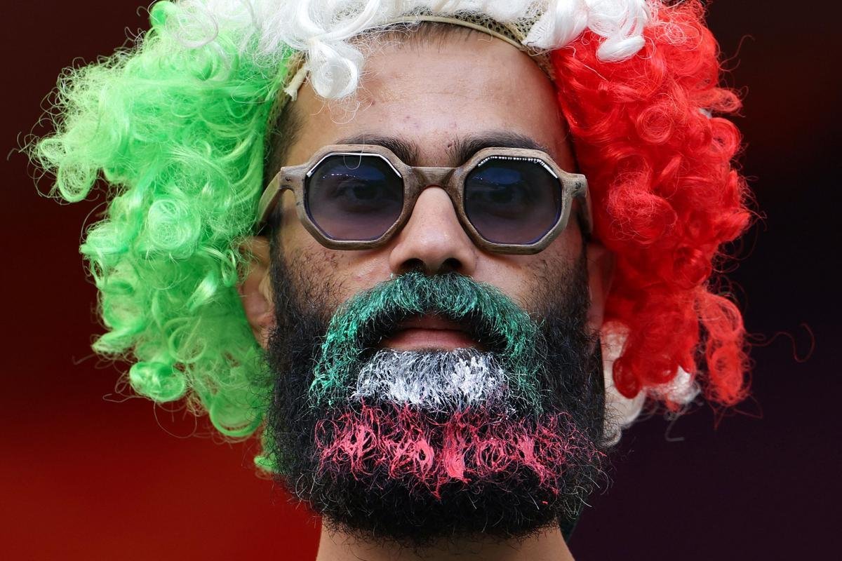 Os torcedores de Inglaterra e Ir no primeiro jogo do Grupo B na Copa do Mundo.